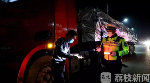 宿迁老交警用暖宝宝贴体温枪，“低气温、高血压我都能克服！”