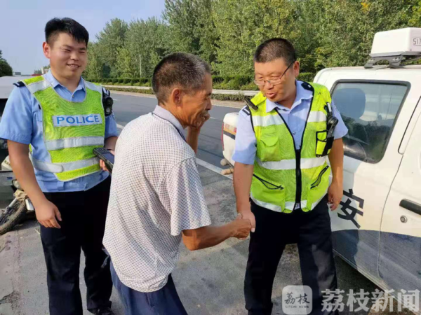 沭阳：老人骑车打盹栽进水沟，警民合力拖车救人