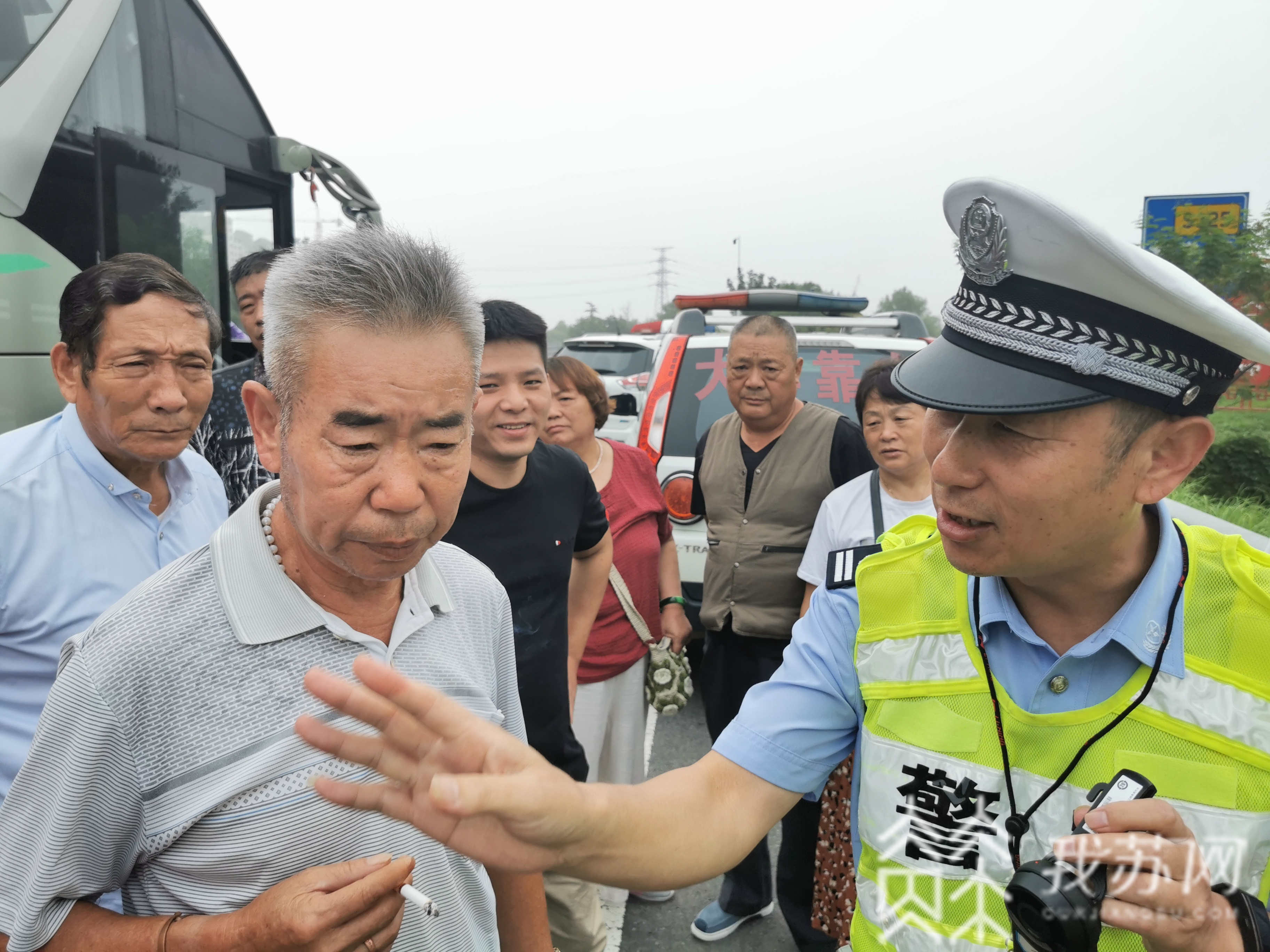 安全带■只因“勒得不舒服”，25名老人未系安全带，交警决定：停车！上课！