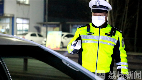 宿迁老交警用暖宝宝贴体温枪，“低气温、高血压我都能克服！”