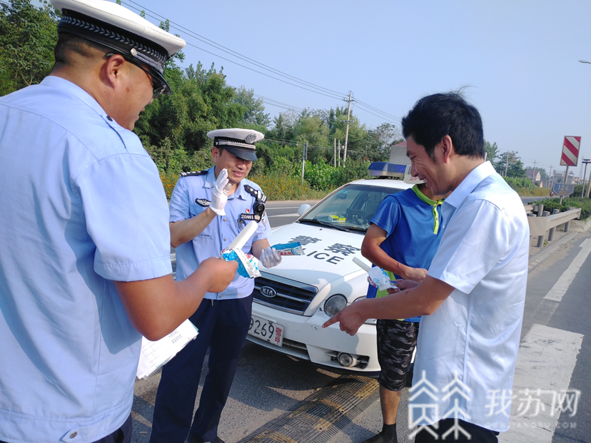 村民■夏日炎炎，有你“超甜”：交警送“平安”，村民送“清凉”