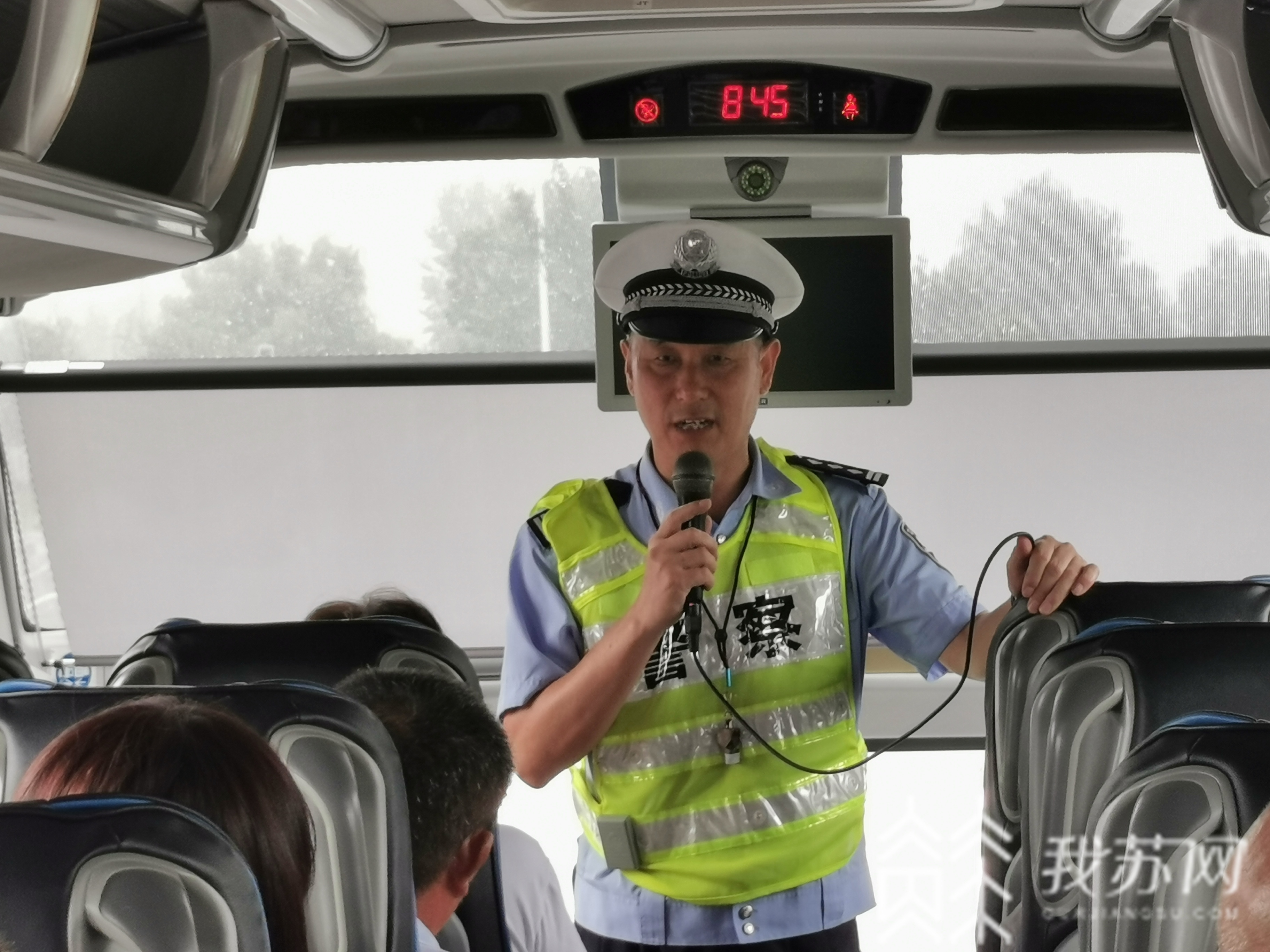 安全带■只因“勒得不舒服”，25名老人未系安全带，交警决定：停车！上课！