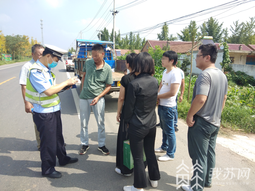 农用车■太危险！10个人坐在农用车的后车斗里，交警紧急叫停！