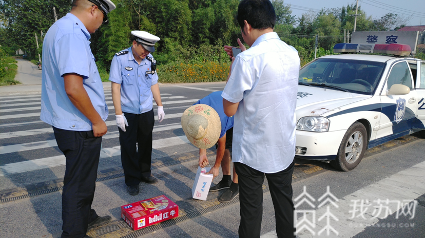 村民■夏日炎炎，有你“超甜”：交警送“平安”，村民送“清凉”