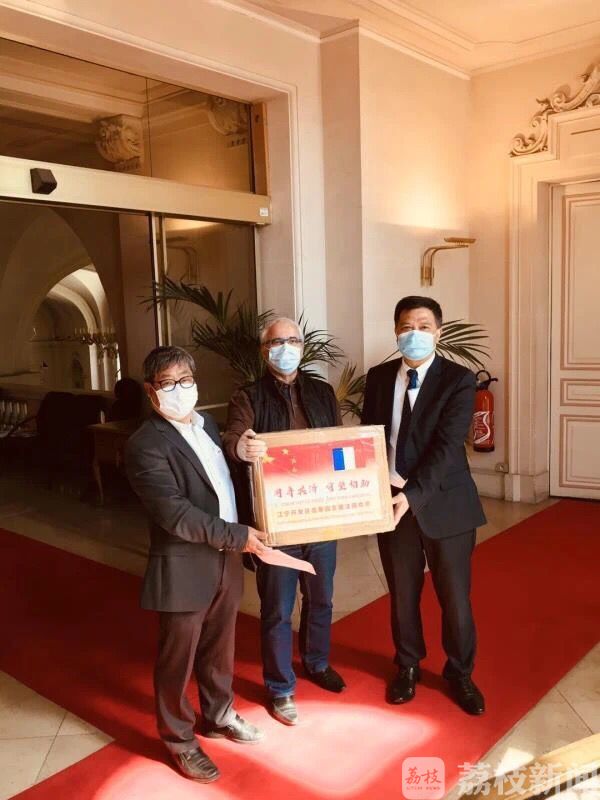 法国■南京驰援物资抵达法国——法国皮托市市长亲自派发当地抗疫一线