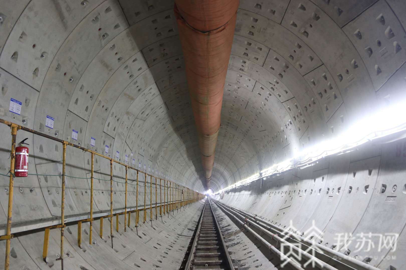 区间■南京首条无人驾驶地铁线路——7号线雨中区间双线贯通