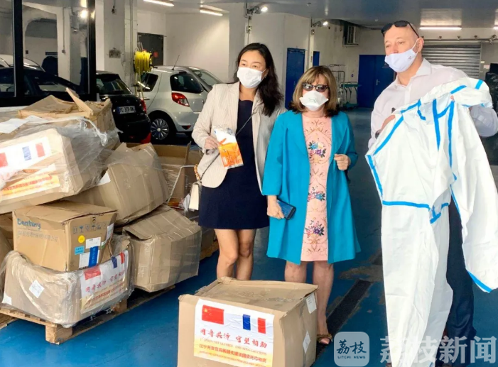 法国■南京驰援物资抵达法国——法国皮托市市长亲自派发当地抗疫一线