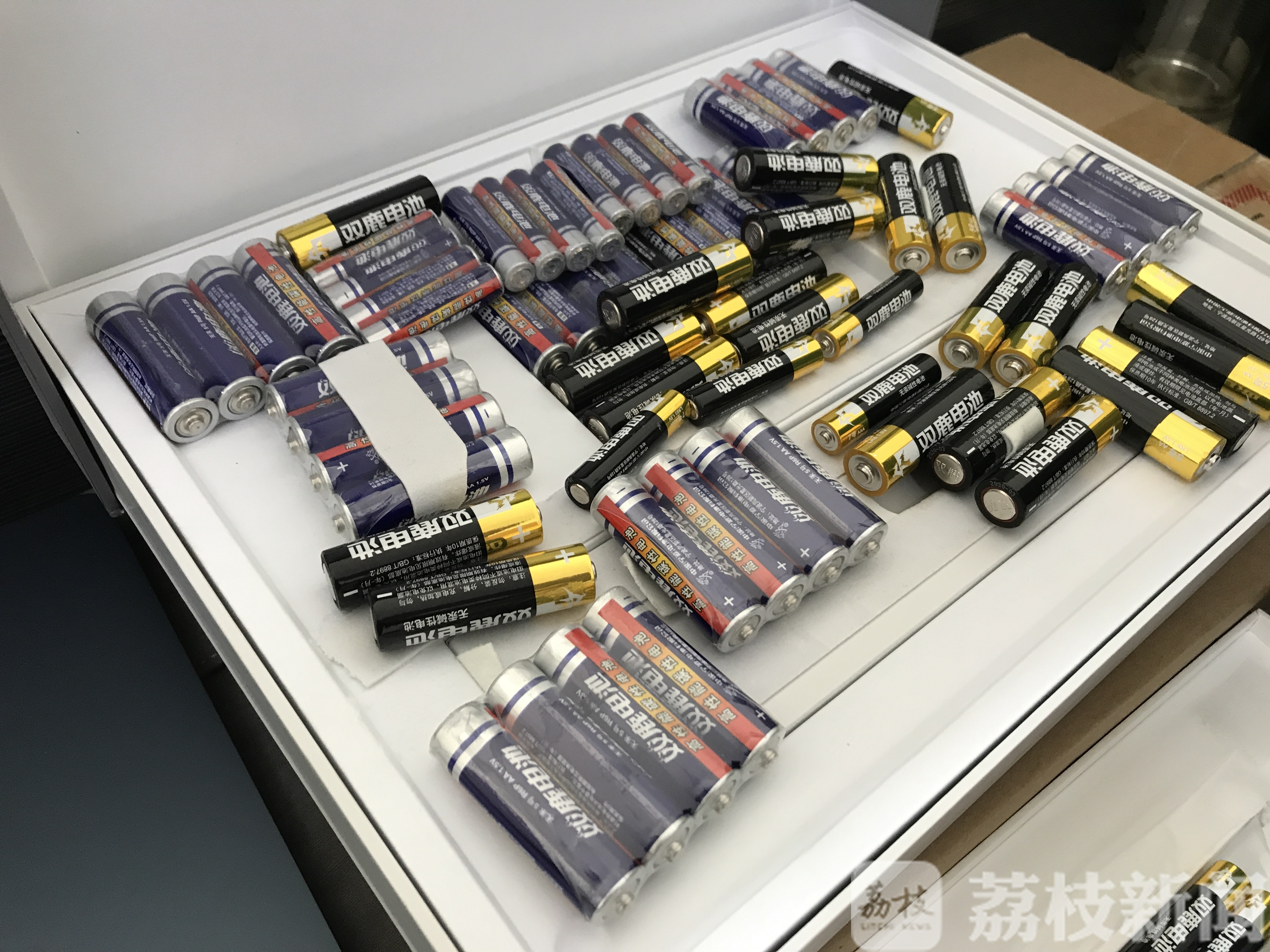 『调包』重新包装躲过开箱验货 公务员调包诈骗被追责：利用退货规则调包真货