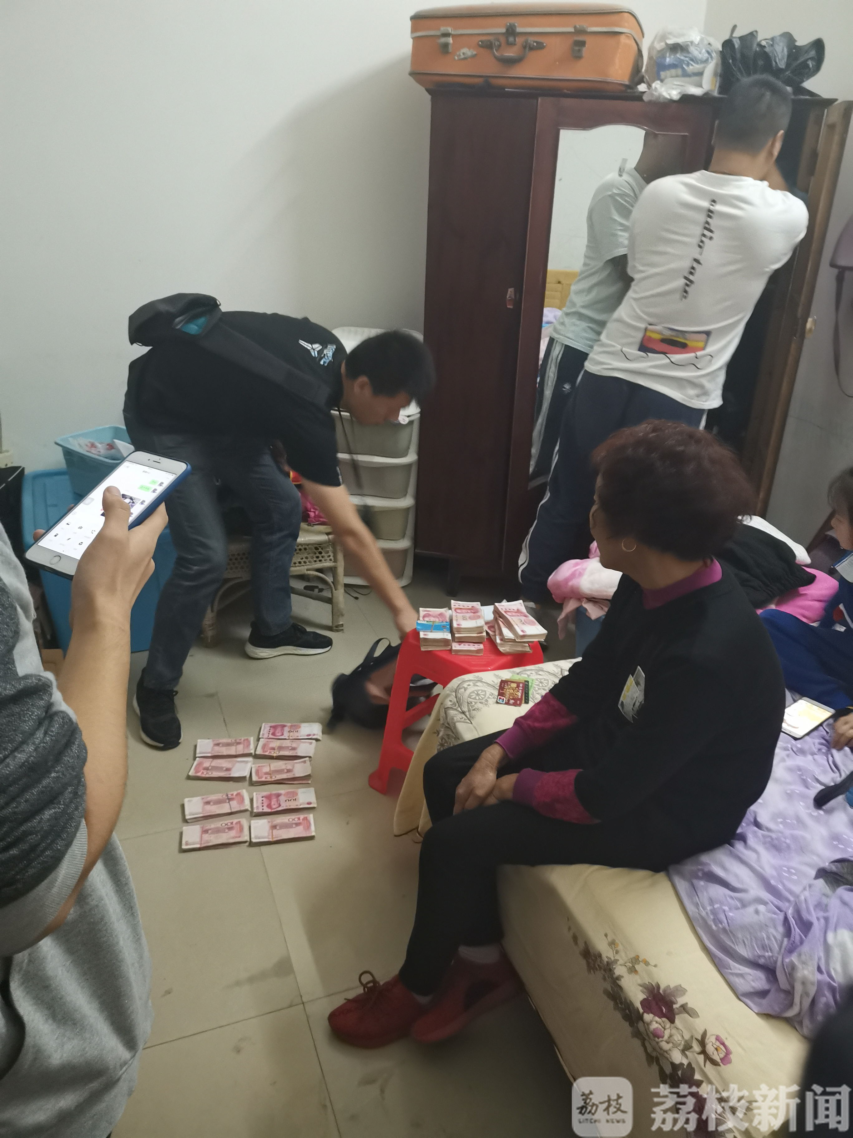 「诈骗」6名诈骗嫌犯从越南回国后被抓 南京市民被骗427万元