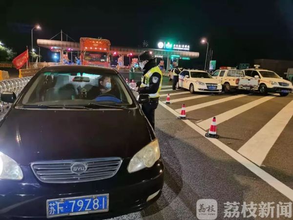 抗击疫情“夫妻档” ， 默契“战友”并肩作战