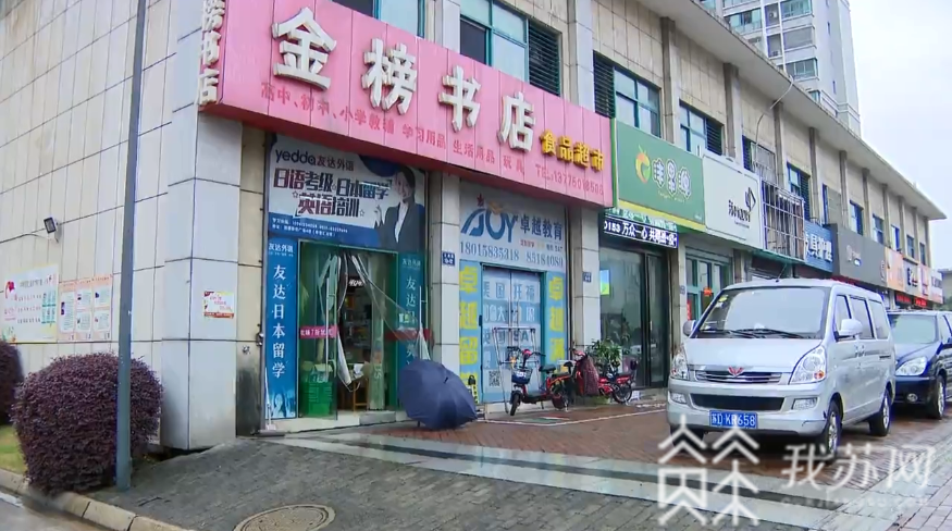 [家长]家长“花式”送祝福 高考在即：旗袍、耐克鞋、“满分”T恤受热捧，