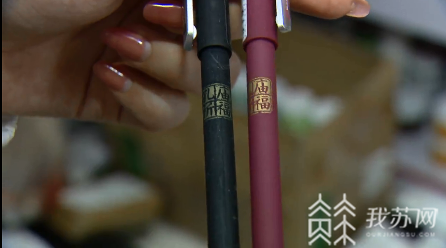 [家长]家长“花式”送祝福 高考在即：旗袍、耐克鞋、“满分”T恤受热捧，