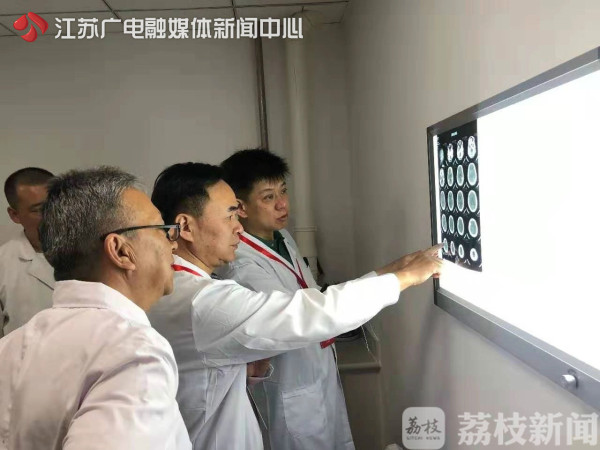 不停眨眼、不能睁眼 新疆女教师患怪病 南京医生助其来宁治疗