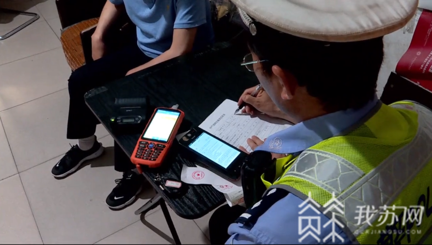 男友■女子酒后心存侥幸替醉酒男友代驾被查