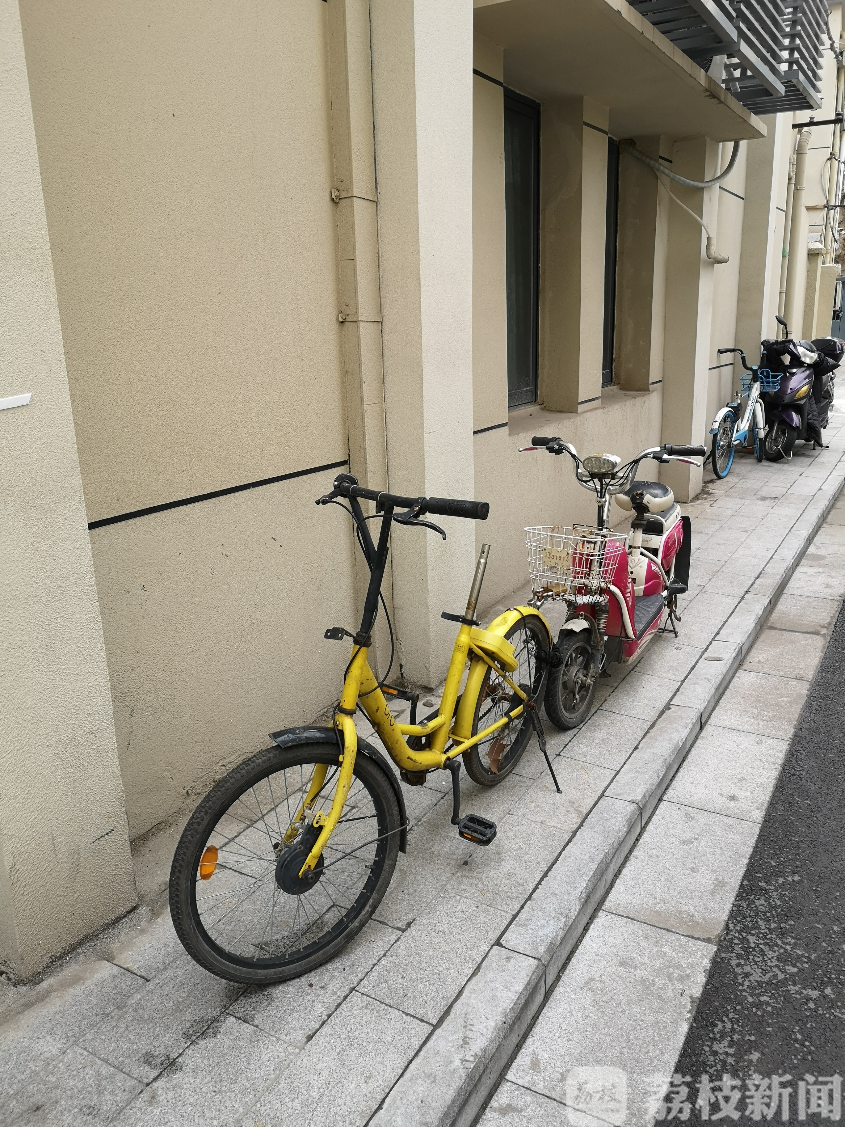 「小区」只为占车位 这个老小区有点乱:钉地锁、墙锁、连环锁