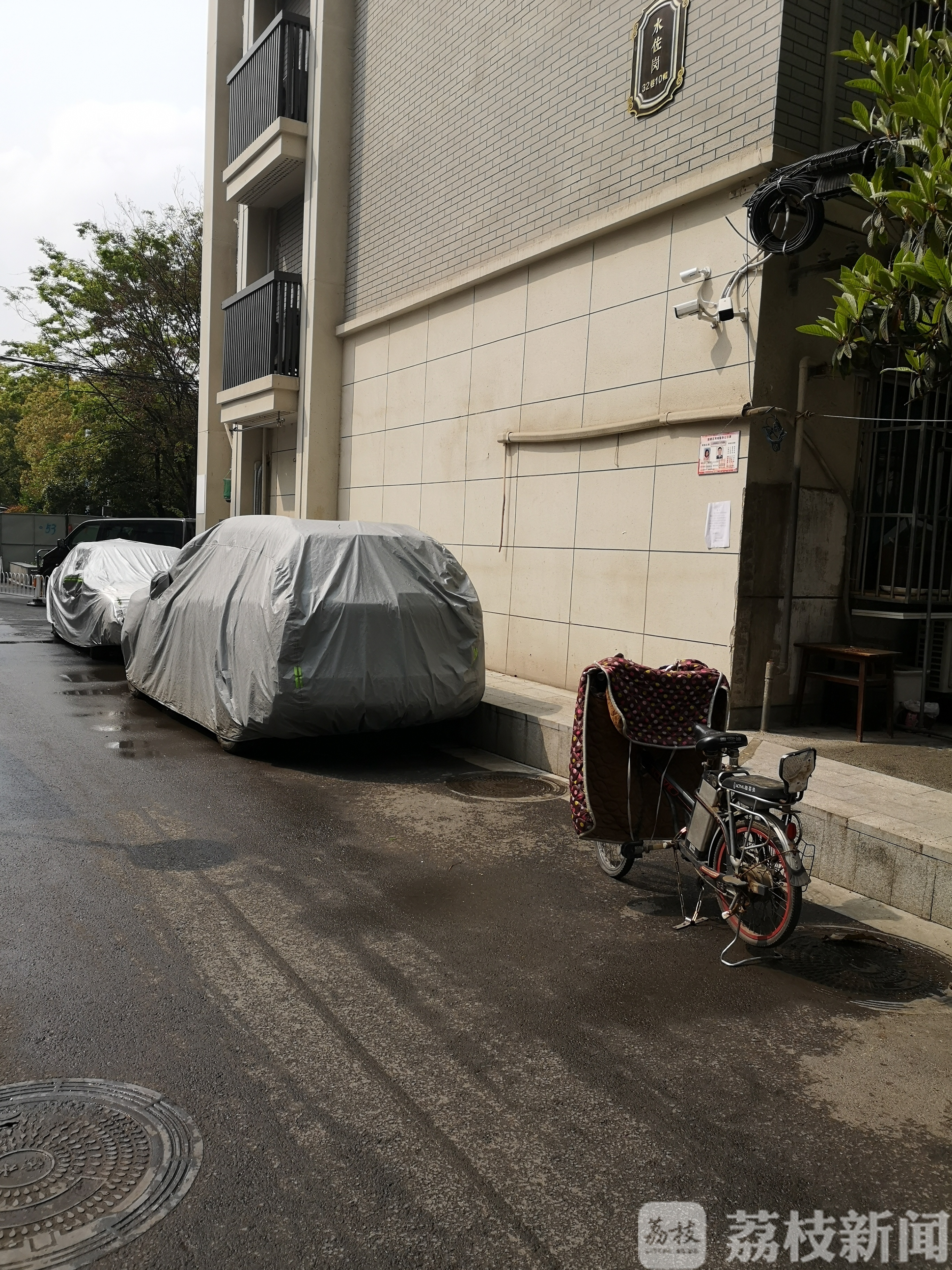 「小区」只为占车位 这个老小区有点乱:钉地锁、墙锁、连环锁
