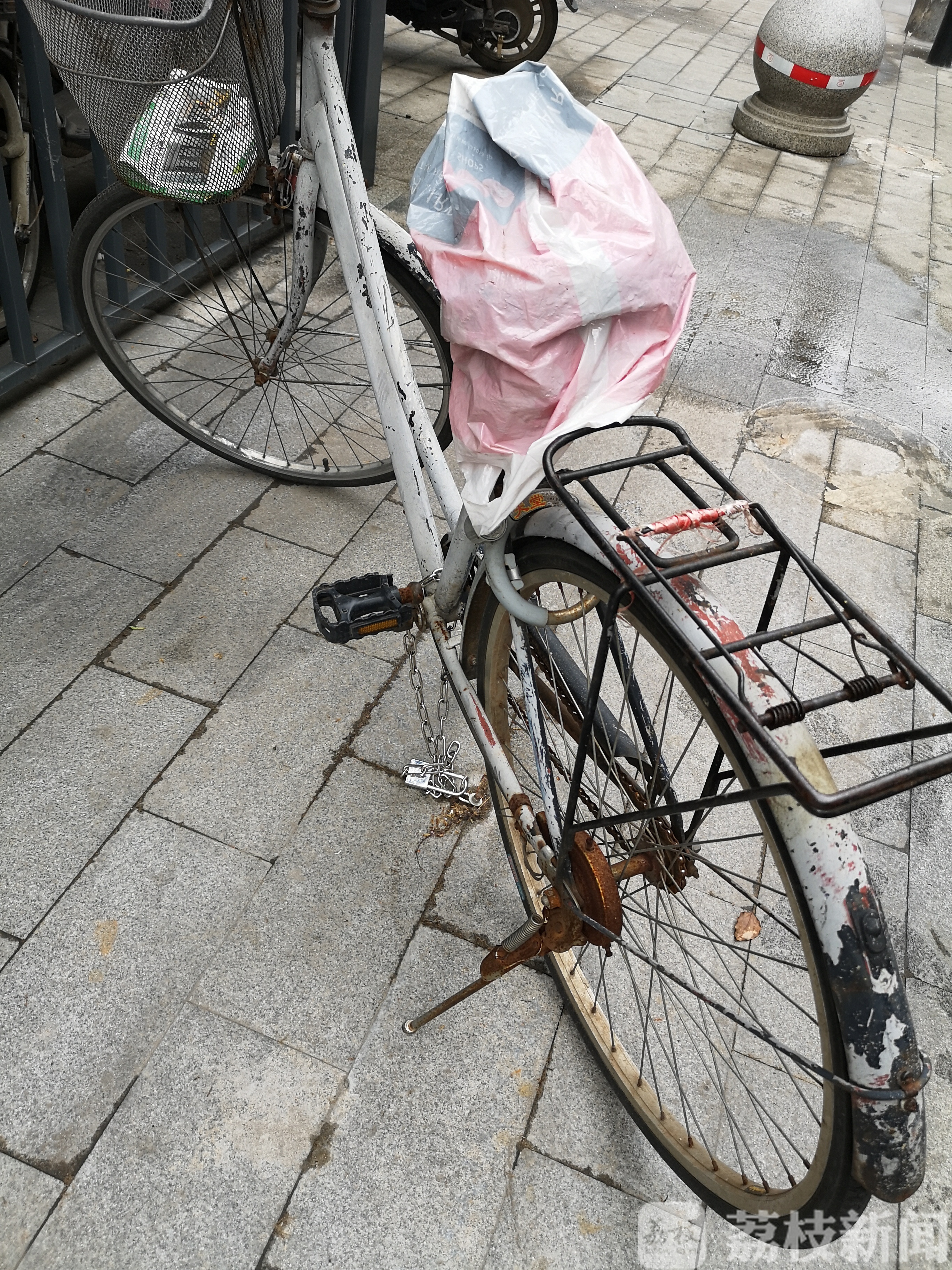 「小区」只为占车位 这个老小区有点乱:钉地锁、墙锁、连环锁