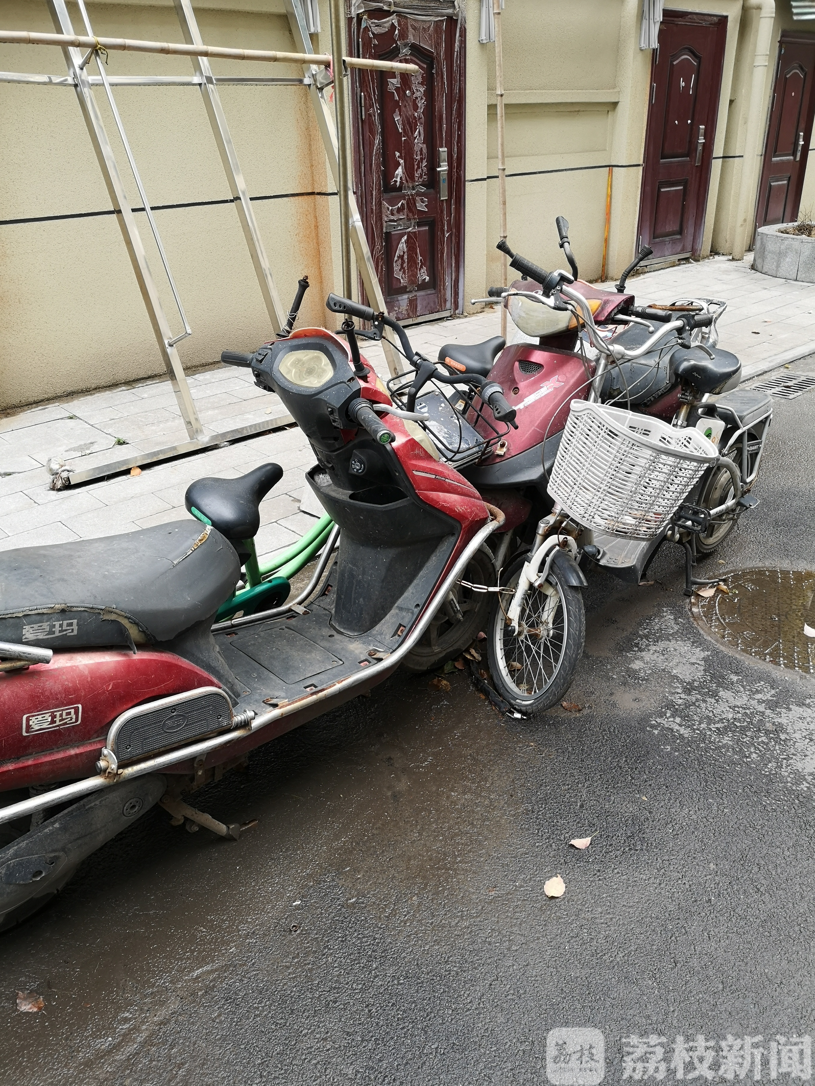 「小区」只为占车位 这个老小区有点乱:钉地锁、墙锁、连环锁
