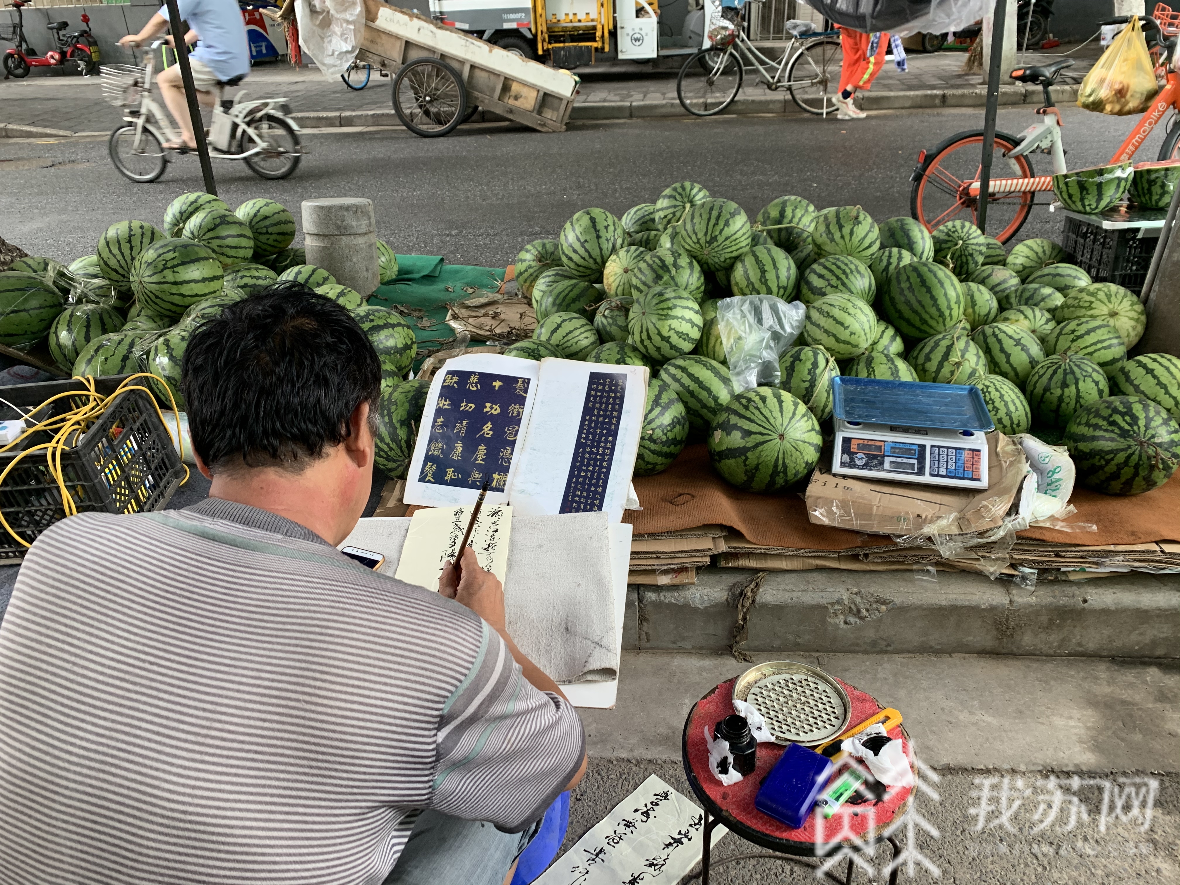 西瓜■有梦想谁都了不起！西瓜摊主里的“书法家”，曾获全国大赛一等奖