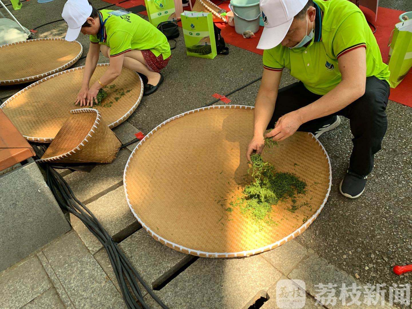 花茶@“铁砂掌”是如何练成的？ 国际茶日：炒茶高手决战紫金山