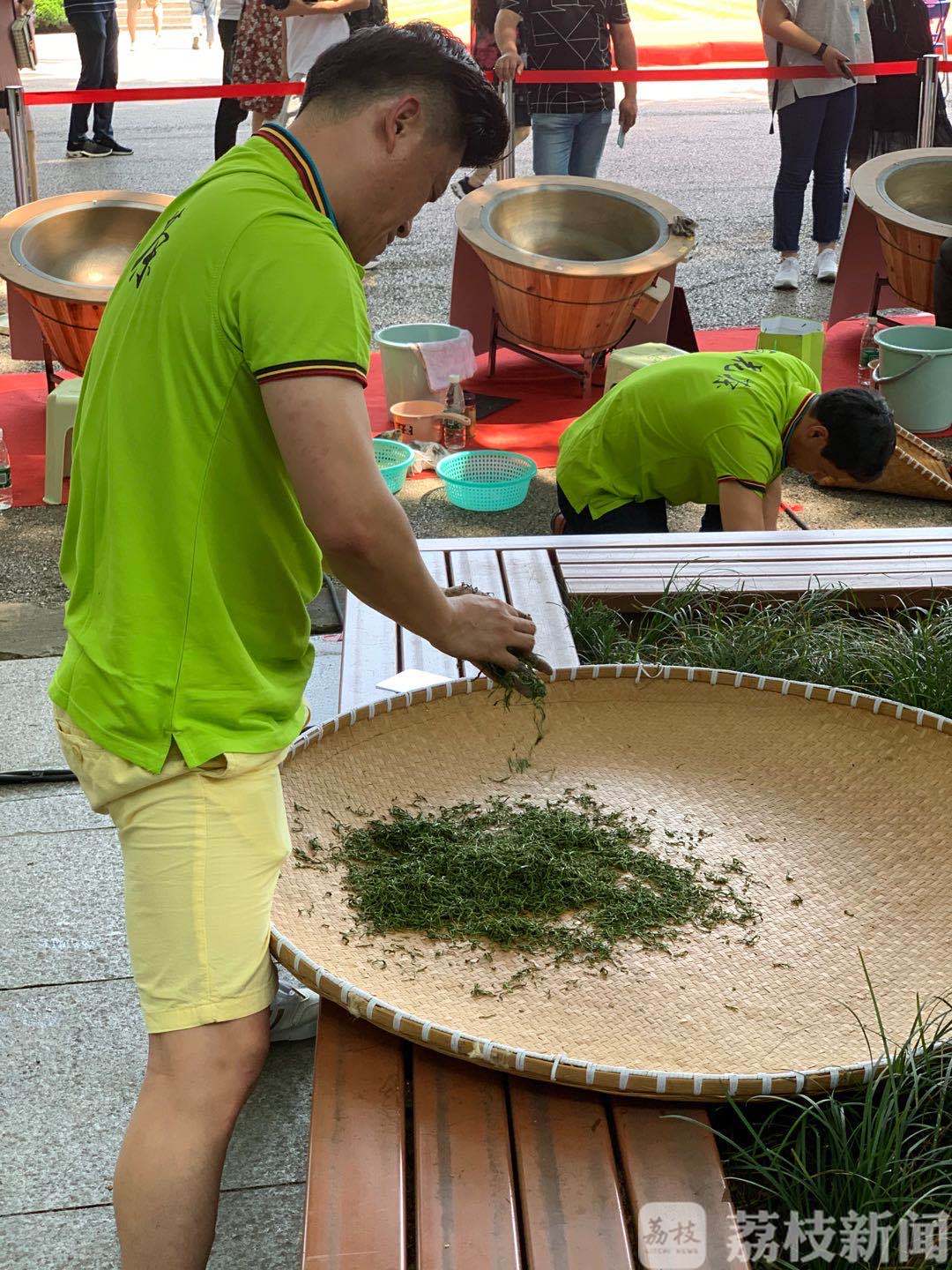 花茶@“铁砂掌”是如何练成的？ 国际茶日：炒茶高手决战紫金山