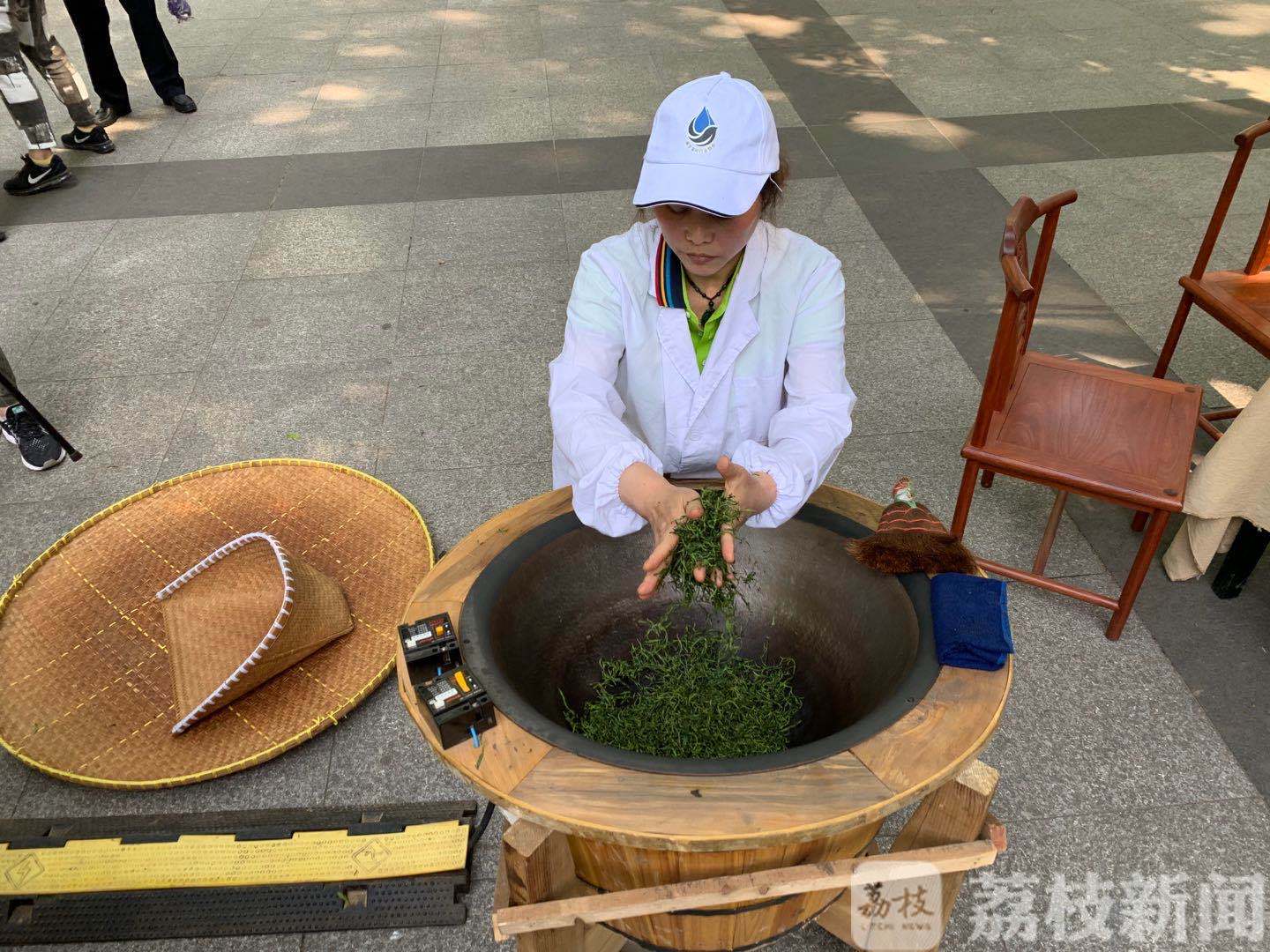 花茶@“铁砂掌”是如何练成的？ 国际茶日：炒茶高手决战紫金山