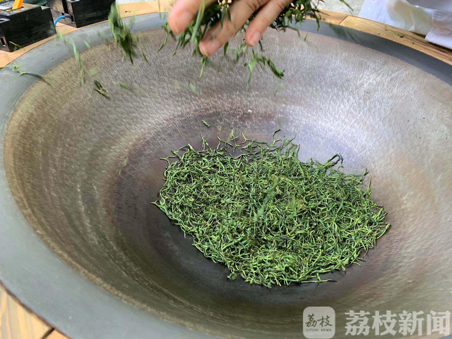 花茶@“铁砂掌”是如何练成的？ 国际茶日：炒茶高手决战紫金山