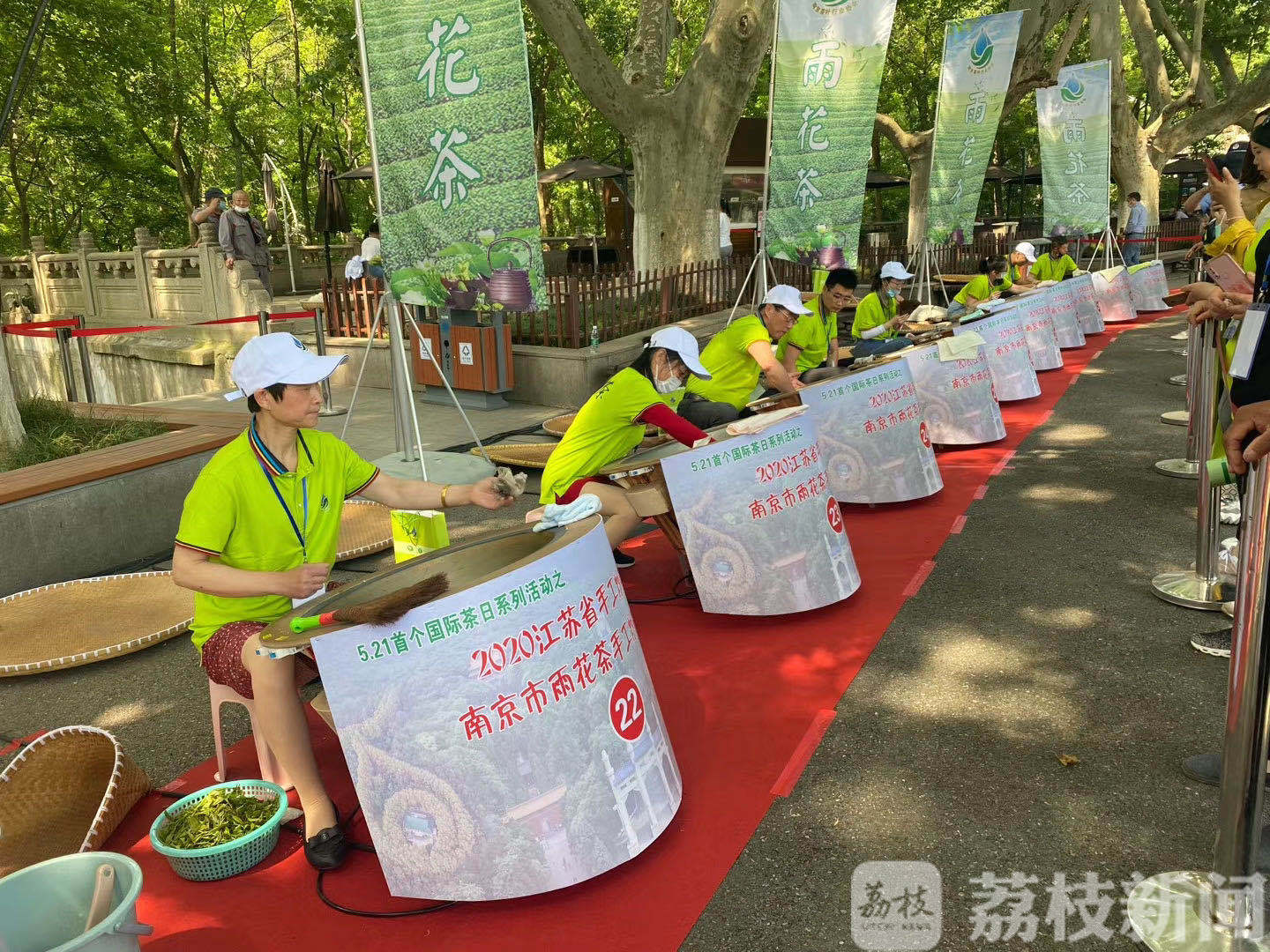 花茶@“铁砂掌”是如何练成的？ 国际茶日：炒茶高手决战紫金山