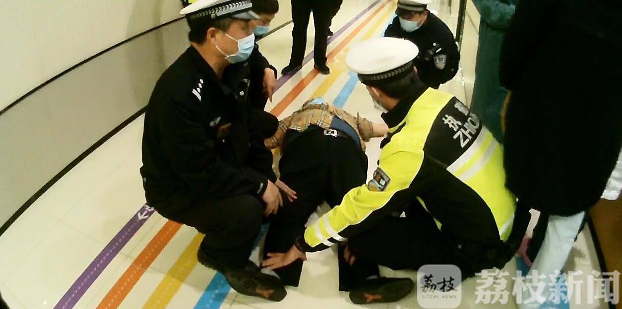 [抽血]突然倒地称“我晕血！” 男子醉驾送医院抽血