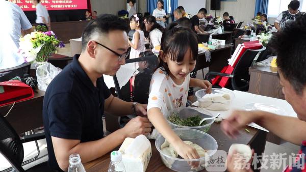 和父母一起做月饼、学插花、包饺子 这个中秋“小候鸟”们不孤单