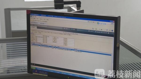 我太难了！民警路边“捡”到一个娃 秒变哄娃达人