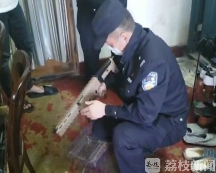「民警」民警带枪出警虚惊一场 “军迷”玩水弹枪引恐慌