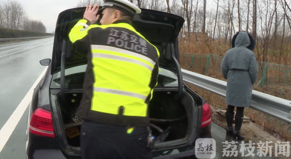 行驶高速车子没油了 “马大哈”司机违停被罚
