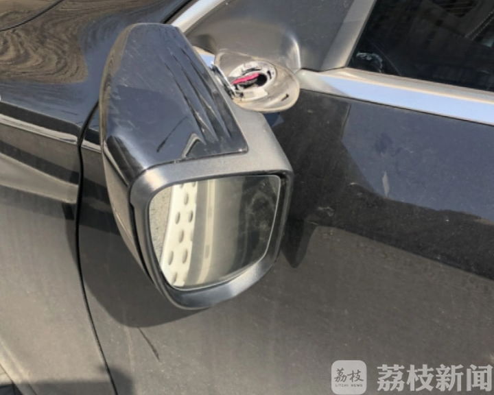 后视镜■踹坏十多辆车后视镜 男子借酒泄愤