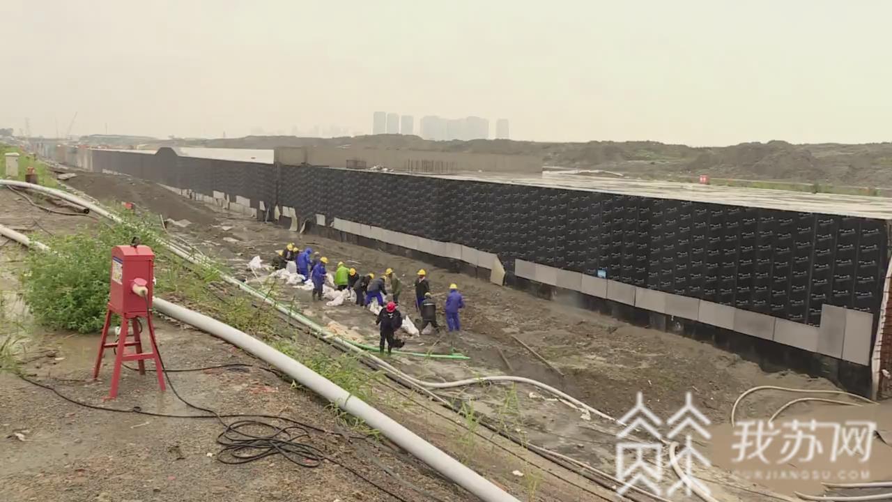 #应急#苏州工地积极做好应急防汛保安全 增加水泵全力外排积水