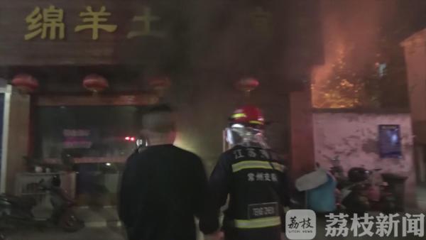 垃圾着火饭店遭殃 排烟管道成“导火管”