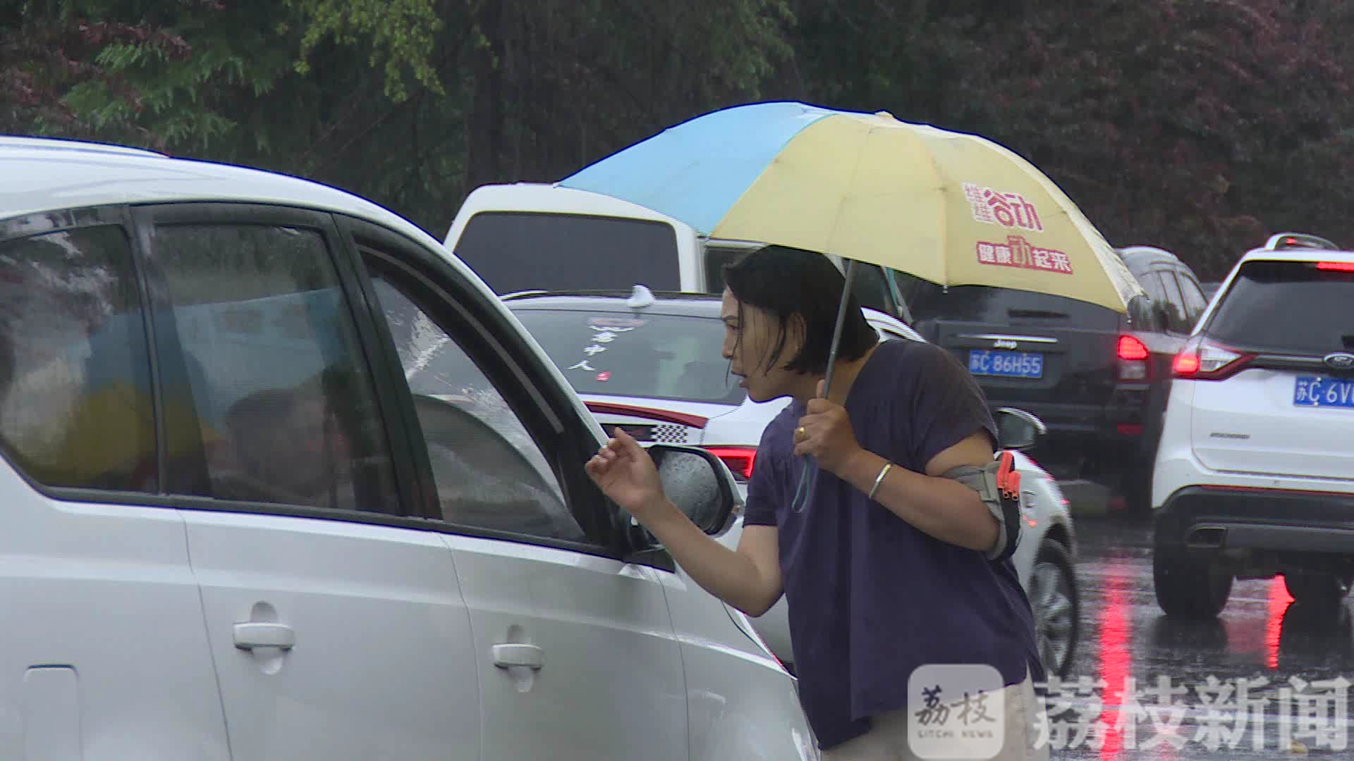 #暴雨#热心大姐雨中疏导交通 暴雨来袭