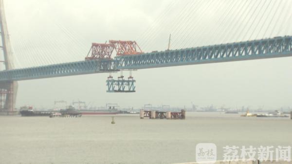 沪通长江大桥超大悬臂大节段钢梁顺利吊装 主跨合龙近在咫尺