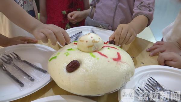 别人家的幼儿园：300余名唐装宝宝水墨画中秋