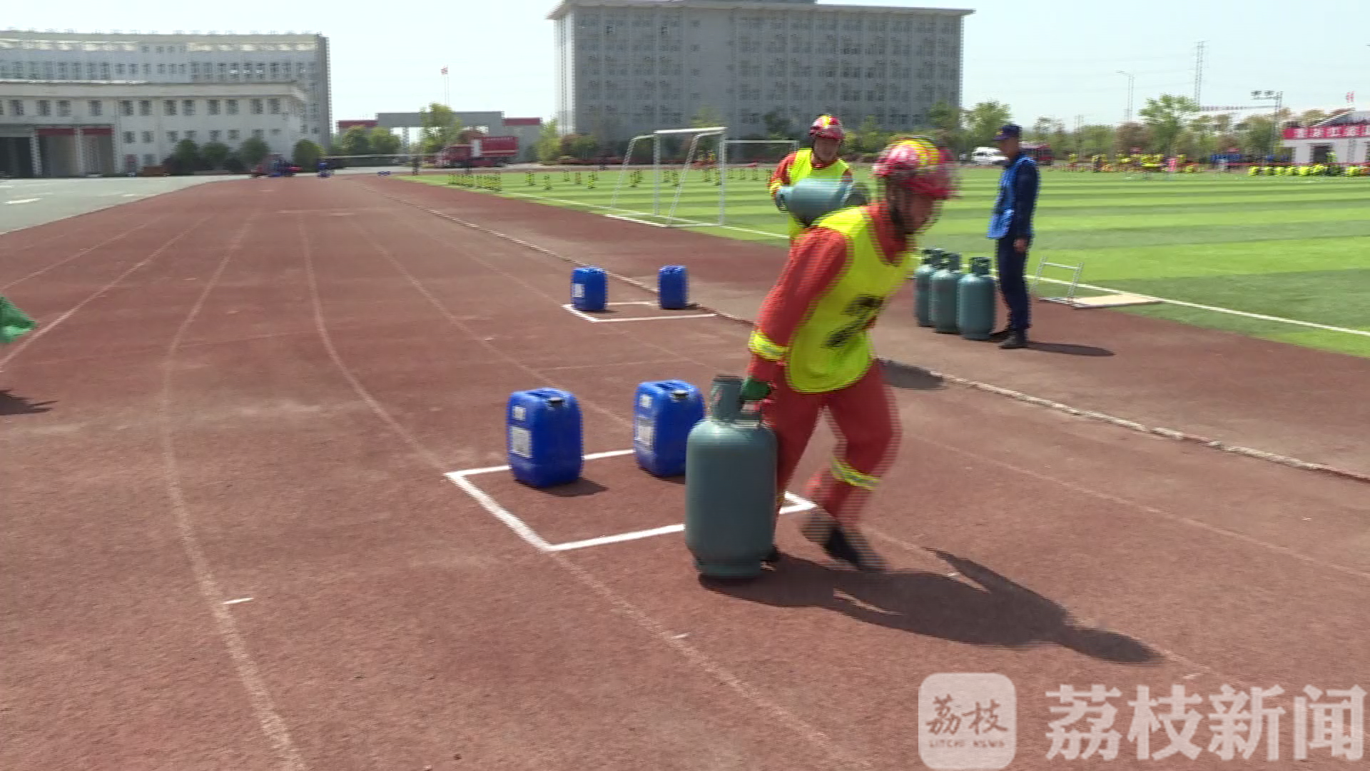 【消防】消防大比武检验“真功夫” 负重60斤39秒上10楼