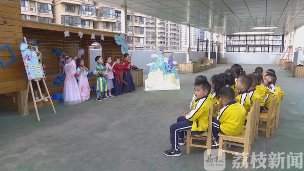 别人家的幼儿园：300余名唐装宝宝水墨画中秋