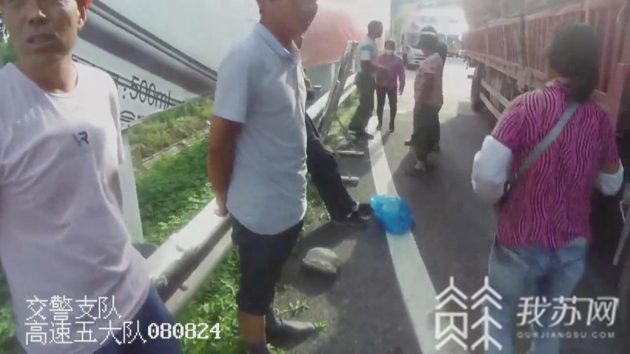 驾驶员@驾驶员被处罚 核载3人的货车驾驶室内“挤进”8人