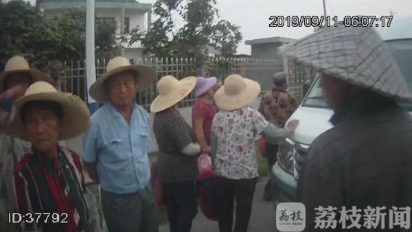 又见“沙丁鱼式”超载：6座面包车塞了25人