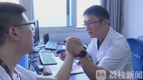 两小伙掰手腕不料掰出意外 “咔嚓”一声手臂断了