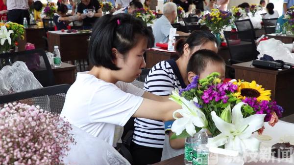 和父母一起做月饼、学插花、包饺子 这个中秋“小候鸟”们不孤单