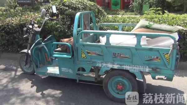 六旬老人倒地不起 众人合力祛暑降温