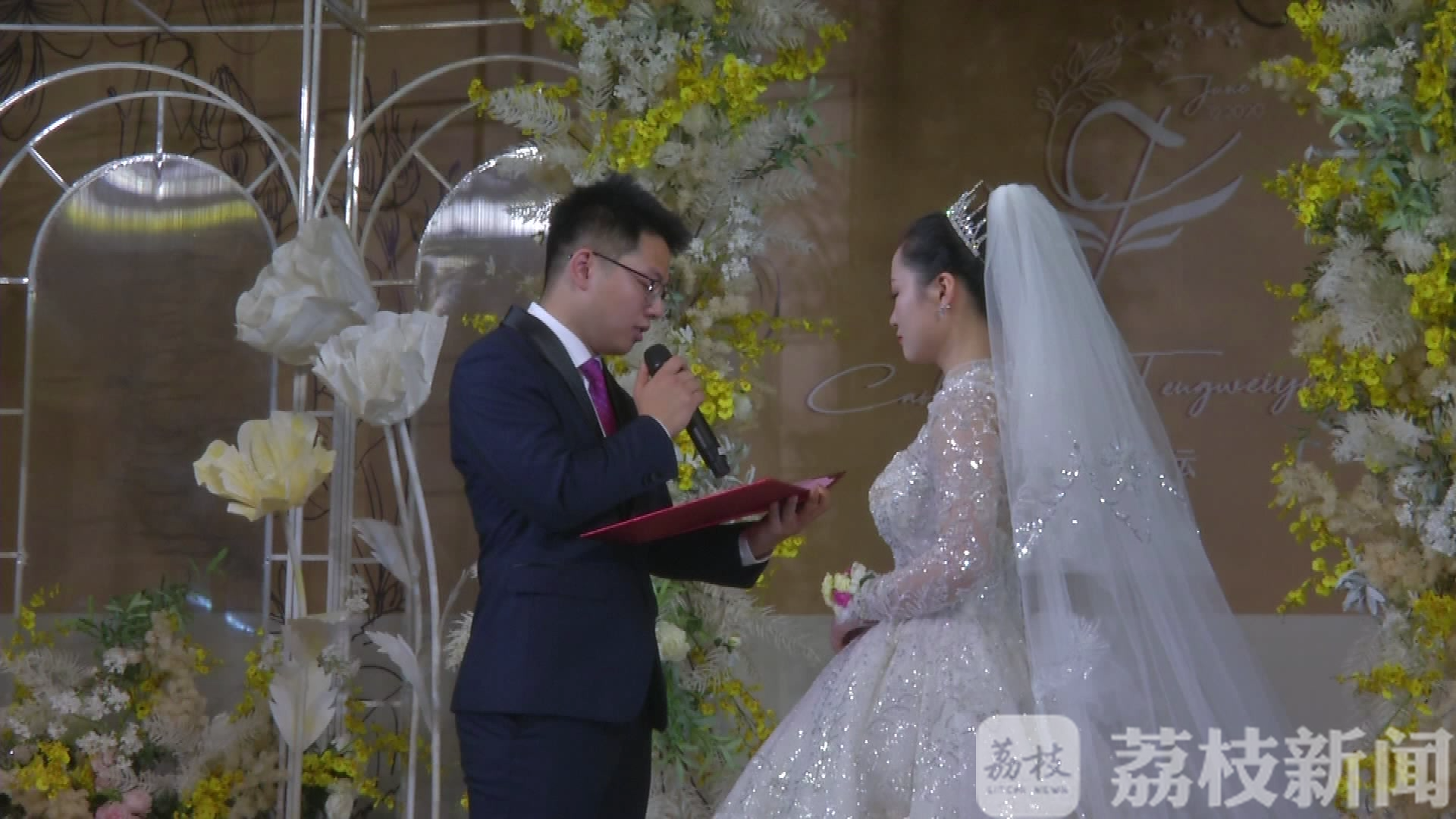 『婚礼』90后最美战疫医护步入婚礼殿堂 实现爱的诺言