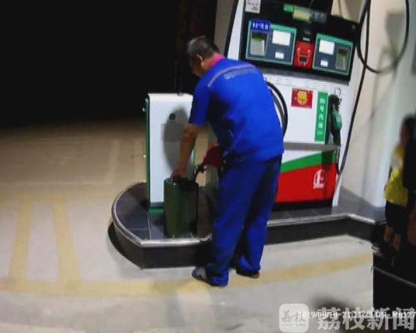 油箱没油车抛锚 母子暴走5公里买油