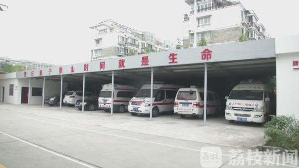 老人吃烧饼被噎窒息 120在线指导救命