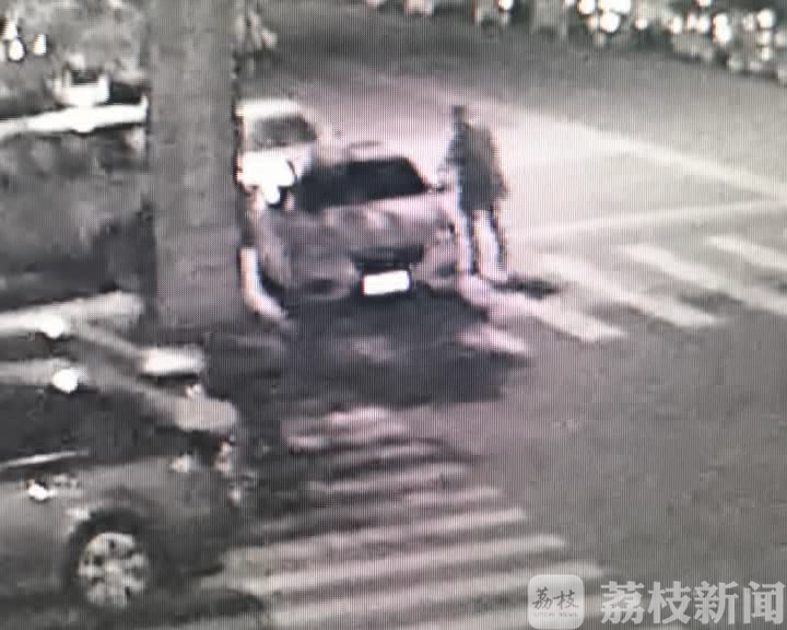 后视镜■踹坏十多辆车后视镜 男子借酒泄愤